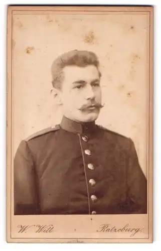 Fotografie W. Witt, Ratzeburg, Portrait Soldat mit Oberlippenbart in Uniform