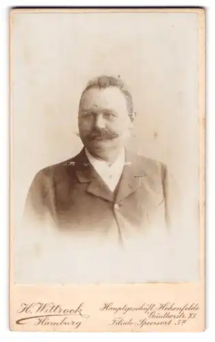 Fotografie H. Wittrock, Hamburg, Portrait Herr mit Schnauzbart