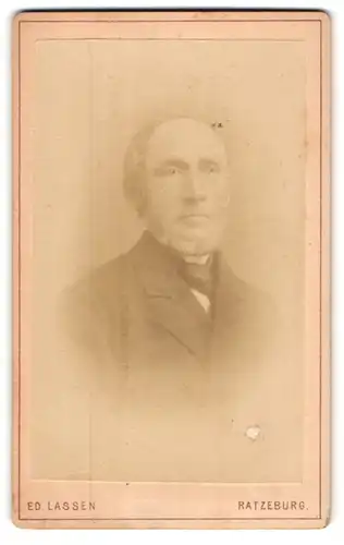 Fotografie Ed. Lassen, Ratzeburg, Portrait betagter Herr mit Kinnbart