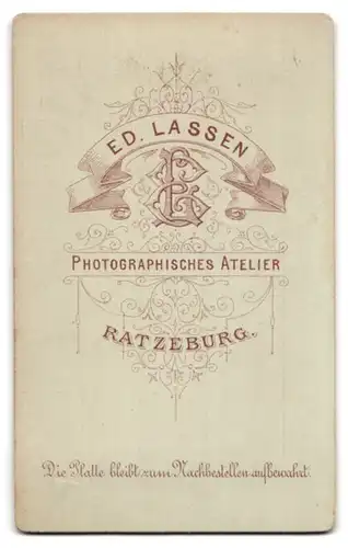 Fotografie Ed. Lassen, Ratzeburg, Portrait Frau mit zusammengebundenem Haar