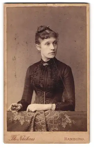 Fotografie Th. Neuhaus, Hamburg, Portrait Frau in zeitgenöss. Garderobe