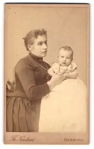 Fotografie Th. Neuhaus, Hamburg, Portrait Mutter mit Säugling in Taufkleid