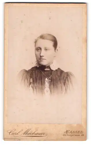 Fotografie Carl Machmar, Cassel, Portrait Fräulein mit zusammengebundenem Haar