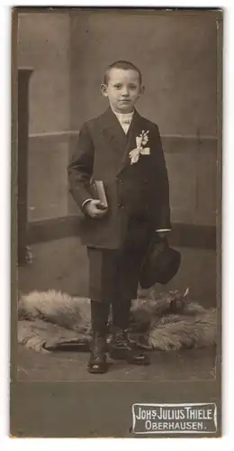 Fotografie Johs. Julius Thiele, Oberhausen, Portrait Bub in feierlicher Kleidung