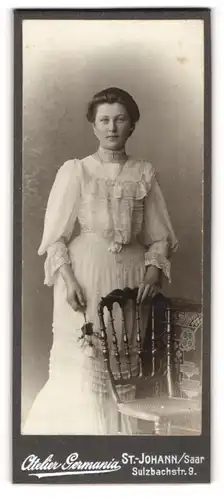 Fotografie Atelier Germania, St. Johann /Saar, Portrait junge Dame in weissem Kleid