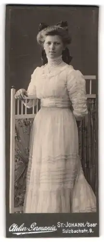 Fotografie Atelier Germania, St. Johann /Saar, Portrait Fräulein in weiss mit Haarschleife