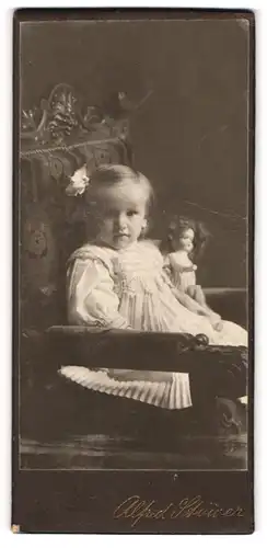 Fotografie Alfred Stüwer, unbekannter Ort, Portrait Mädchen mit Puppe