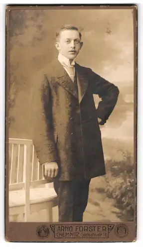 Fotografie Arno Förster, Chemnitz, Portrait junger Mann in Anzug mit Hemd und Krawatte