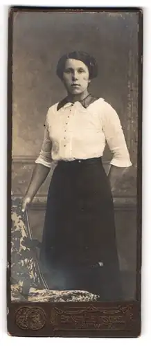 Fotografie Ernst Hentschel, Klettwitz, Portrait Fräulein in Bluse und Rock