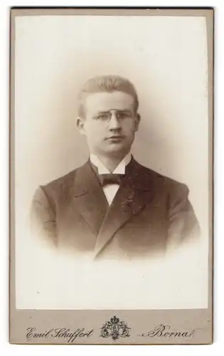 Fotografie Emil Schuffert, Borna, Portrait junger Mann mit Zwicker in Anzug
