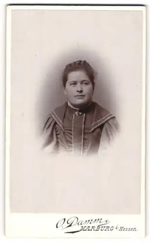 Fotografie O. Damm, Marburg i/Hessen, Portrait Frau mit geflochtenem Haar