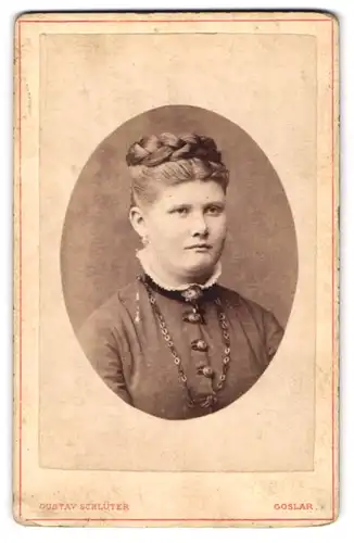 Fotografie Gustav Schlüter, Goslar, Portrait Fräulein mit geflochtenem Haar