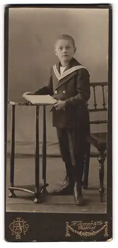Fotografie H. Joseph & Co., Rixdorf, Portrait kleiner Bub in zeitgenöss. Kleidung
