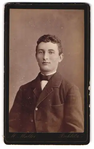 Fotografie M. Müller, Rochlitz, Portrait junger Herr im Anzug mit Fliege