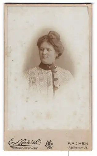 Fotografie Emil Körbel & Co., Aachen, Portrait bürgerliche Dame mit Hochsteckfrisur
