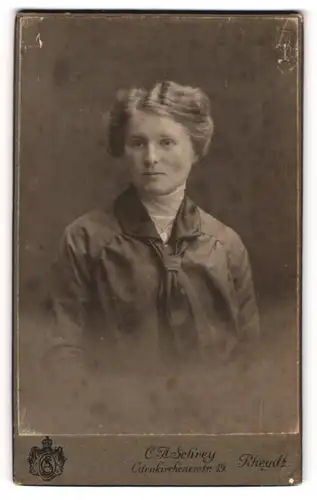 Fotografie C. A. Schrey, Rheydt, Portrait bürgerliche Dame mit moderner Frisur und Medaillon
