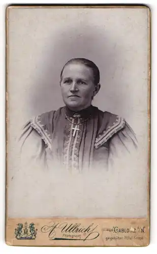 Fotografie A. Ullrich, Gablonz a / N., Portrait bürgerliche Dame mit Kragenbrosche und Kreuzkette