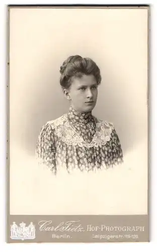 Fotografie Carl Tietz, Berlin, Portrait junge Dame mit hochgestecktem Haar