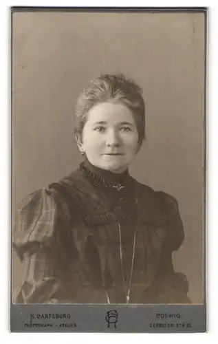 Fotografie H. Cartsburg, Coswig i / Anh., Portrait bürgerliche Dame mit zurückgebundenem Haar