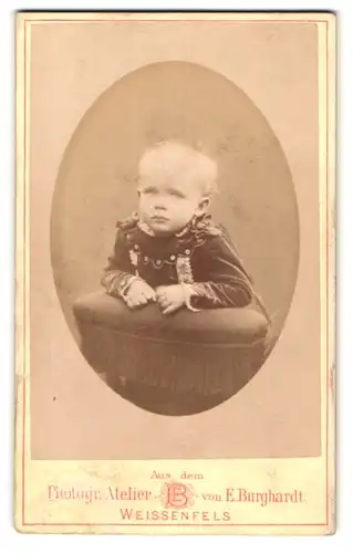 Fotografie E. Burghardt, Weissenfels, Portrait niedliches Kleinkind im hübschen Kleid