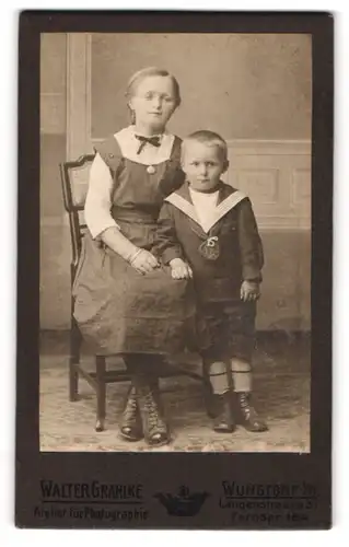 Fotografie Walter Grahlke, Wunstorf i / H., Portrait junges Mädchen und kleiner Junge in zeitgenössischer Kleidung