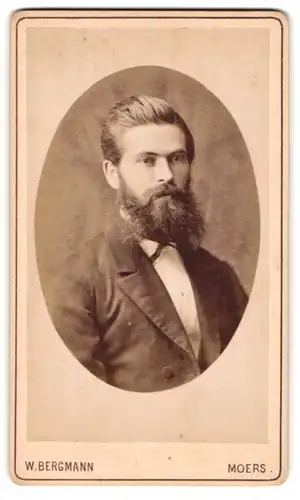 Fotografie W. Bergmann, Moers, Brustportrait stattlicher Herr mit Fliege und Vollbart