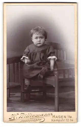 Fotografie H. Billigmann, Hagen i / W., Portrait niedliches Kleinkind im hübschen Kleid mit Ball