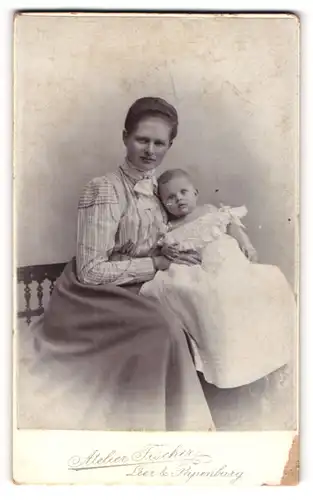 Fotografie Atelier Fischer, Papenburg, Portrait bürgerliche Dame mit Kleinkind im Arm