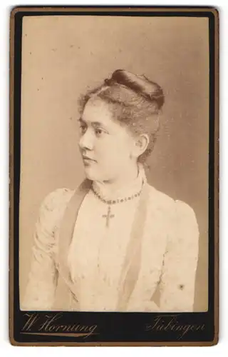 Fotografie W. Hornung, Tübingen, Portrait junge Dame mit Hochsteckfrisur und Kreuzkette