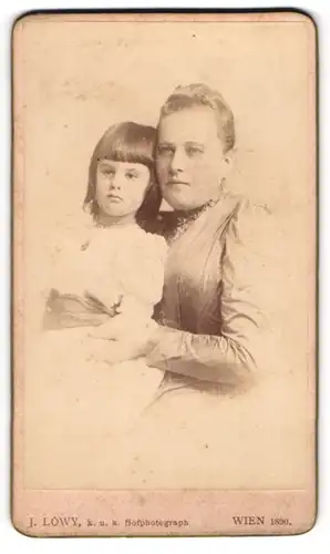 Fotografie J. Löwy, Wien, Portrait bürgerliche Dame und kleines Mädchen in zeitgenössischer Kleidung