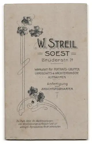 Fotografie W. Streil, Soest, Portrait niedliches Kleinkind im hübschen Kleid mit Spieltier