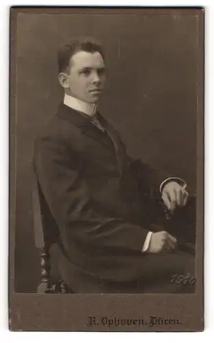 Fotografie R. Ophoven, Düren, Portrait junger Herr in eleganter Kleidung auf Stuhl sitzend