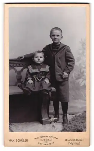 Fotografie Max Schüler, Zella-St. Blasii / Mehlis, Portrait kleiner Junge im Matrosenanzug und Kleinkind