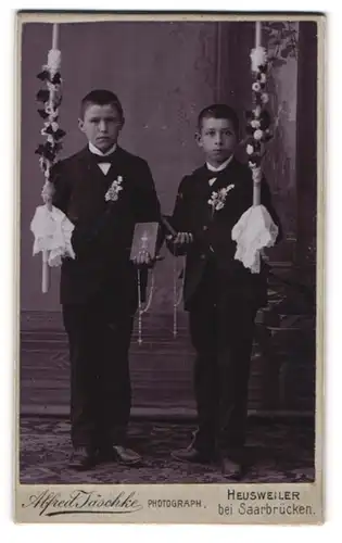 Fotografie Alfred Jäschke, Heusweiler, Portrait zwei Kommunikanten mit Kerzen und Gebetsbüchern