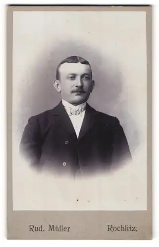Fotografie Rud. Müller, Rochlitz, Mann im Anzug mit Oberlippenbart