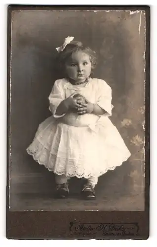 Fotografie H. Deike, Hannover, Baby im weissen Kleid