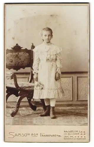 Fotografie Samson & Co., Frankfurt, Junge Dame im weissen Kleid