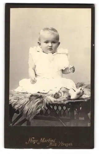 Fotografie Hugo Nartini, Aue / Erzgebirge, Baby im weissen Kleid