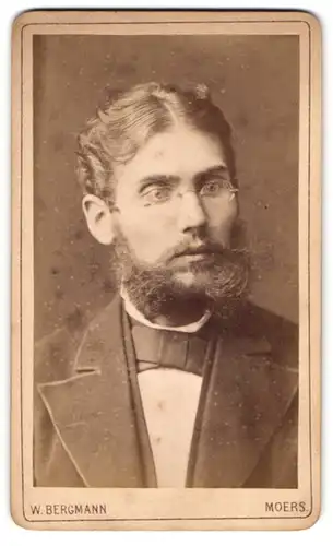 Fotografie W. Bergmann, Moers, Mann im Anzug mit Vollbart und Brille