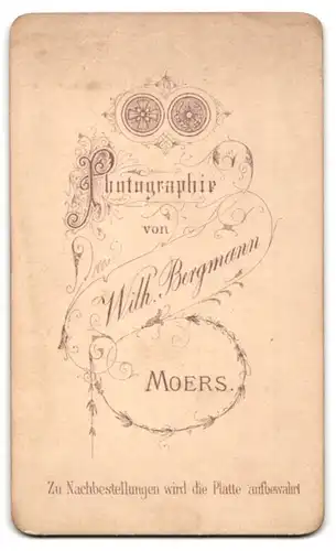 Fotografie W. Bergmann, Moers, Mann im Anzug mit Vollbart und Brille