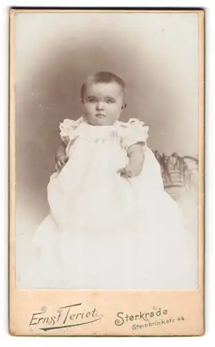 Fotografie Ernst Teriet, Sterkrade, Baby im weissen Kleid