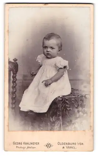 Fotografie Georg Kahlmeyer, Oldenburg / Gr., Baby im weissen Kleid