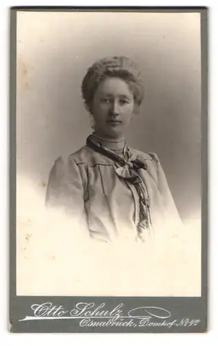 Fotografie Otto Schulz, Osnabrück, Dame in eleganter Sonntagsbekleidung