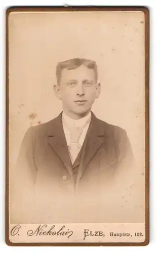Fotografie C. Nickolai, Elze, Junger Mann im Anzug mit heller Krawatte