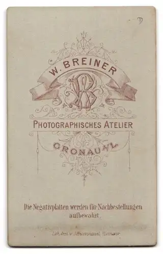 Fotografie W. Breiner, Gronau / L., Frau im weissen Kleid mit Verzierung aus Spitze