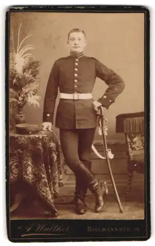 Fotografie A. Walther, Berlin, Portrait Soldat in Uniform mit Säbel