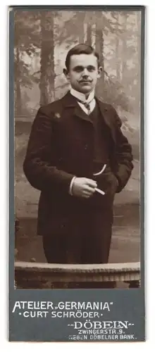 Fotografie Curt Schröder, Döbeln, Portrait junger Mann im Anzug mit Krawatte und Zigarette