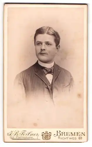 Fotografie J. B. Feilner, Bremen, Portrait junger Mann im Anzug mit Fliege