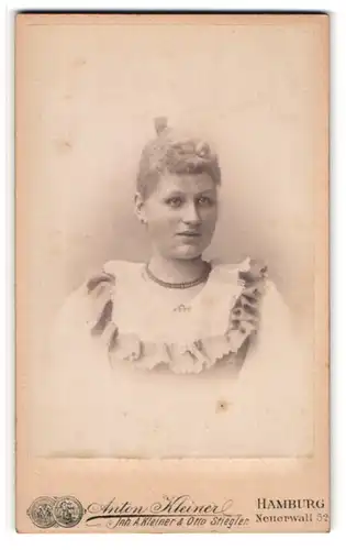 Fotografie Anton Kleiner, Hamburg, Portrait junge Dame im hübschen Kleid mit Halskette