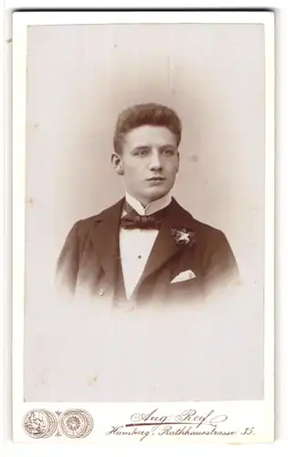 Fotografie Aug. Reif, Hamburg, Portrait junger Mann im Anzug mit Fliege und Einstecktuch